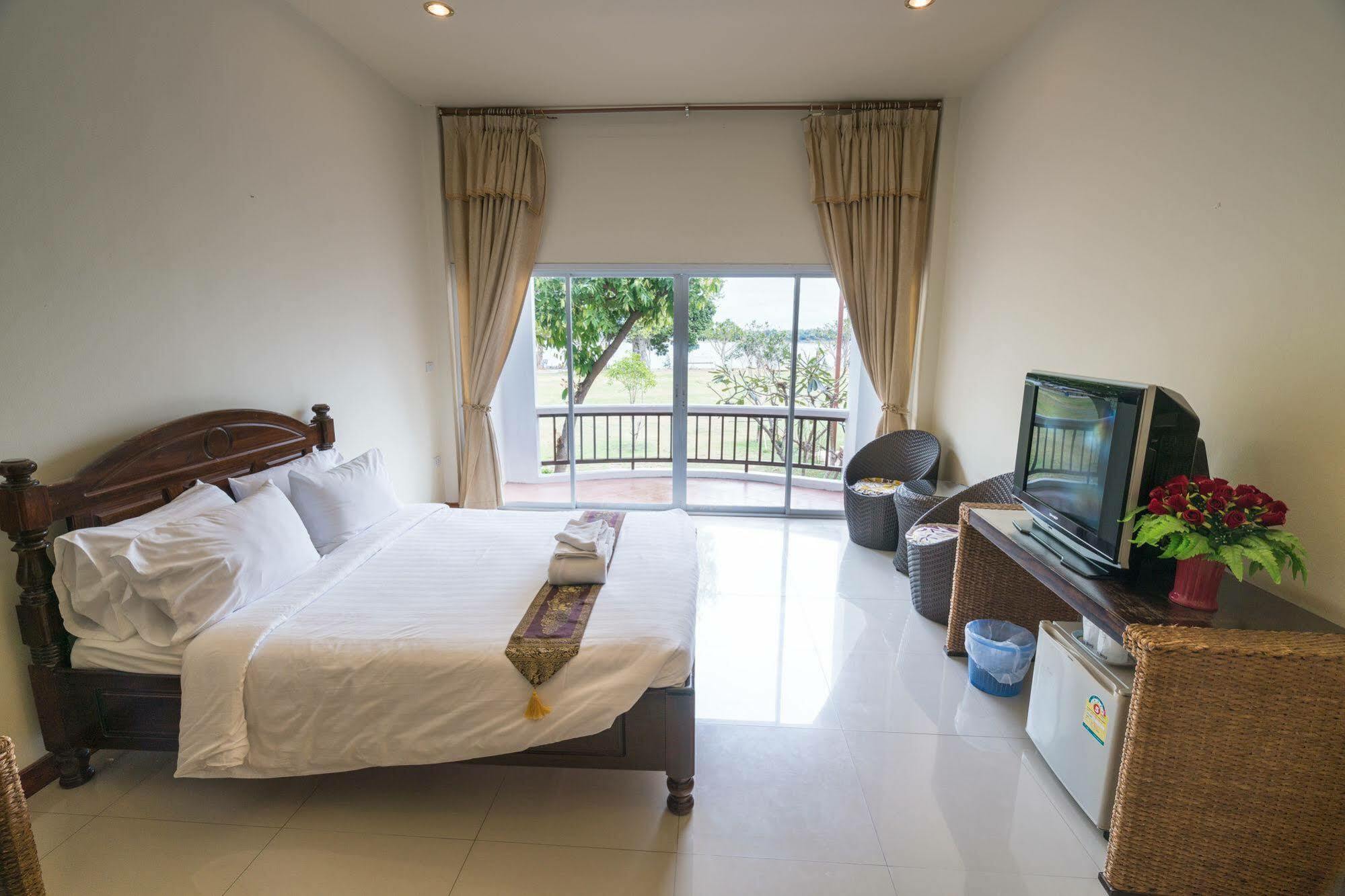 Vieng Khong Hotel Mukdahan Bagian luar foto