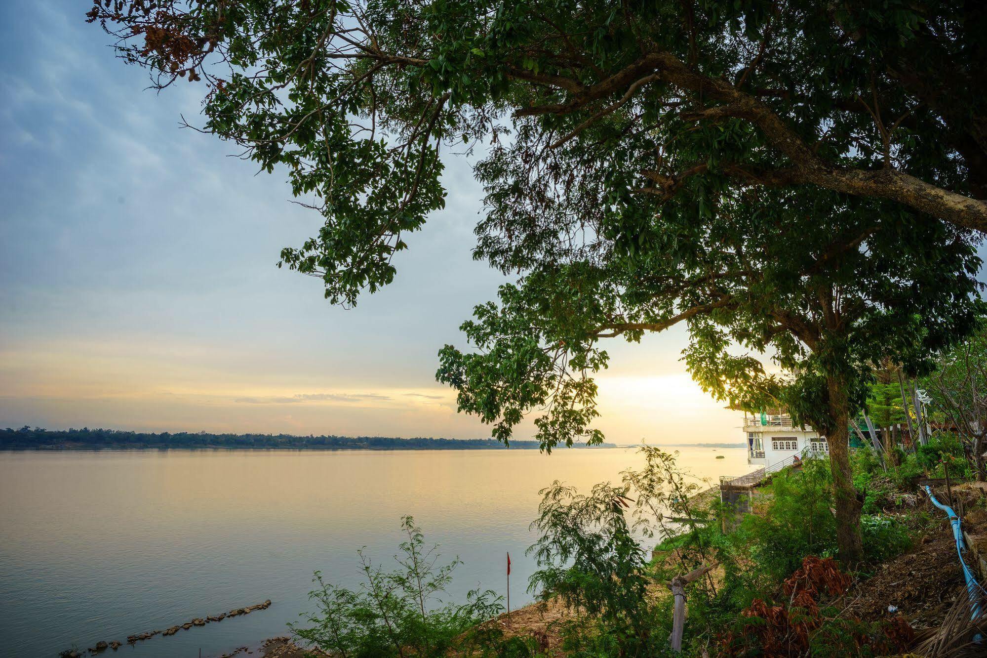 Vieng Khong Hotel Mukdahan Bagian luar foto